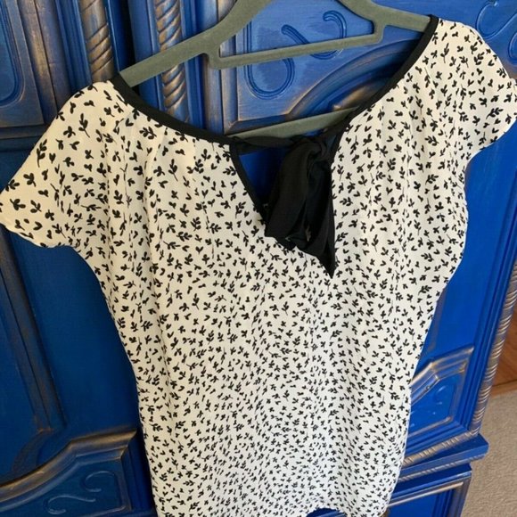 ⭐️ Lauren Conrad White & Black Dressy Top Shirt XS - Picture 2 of 2